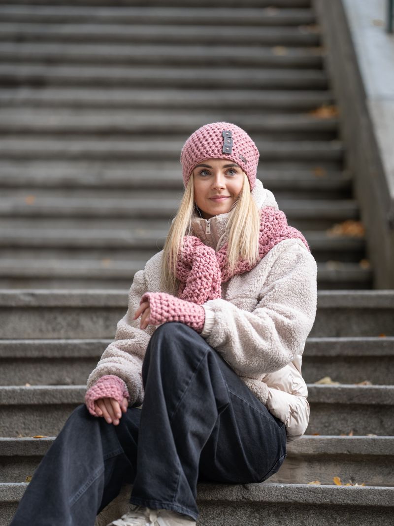 Háčkovaná čepice B roses se šálem na schodech