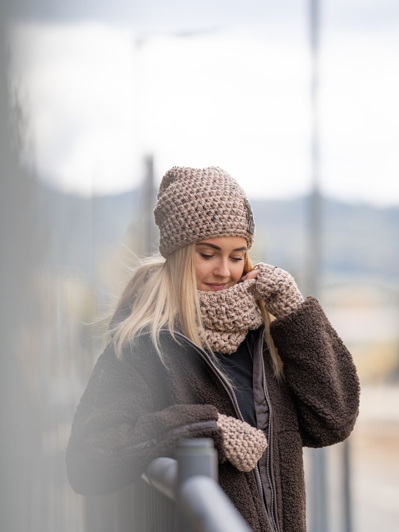 Háčkovaná čepice B brown tweed v odrazu skla
