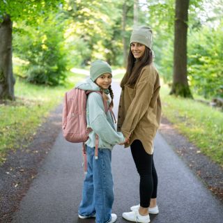 Stylová. Hřejivá. Udržitelná. 💛 Čepice z organické bavlny = perfektní pro každodenní hrdinky - maminky. 💛 www.doke.cz...